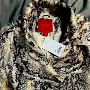 Jennifer Lopez stretches bike cropped jacket